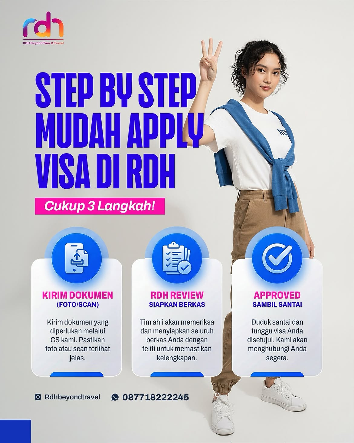 Toyota Alphard perak melaju di jalan dengan latar bunga sakura